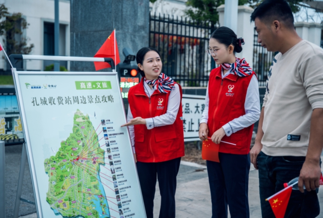 1759889938923177.png 合安中心孔城站文旅推介員向前來(lái)咨詢(xún)司乘人員贈(zèng)送小國(guó)旗.png