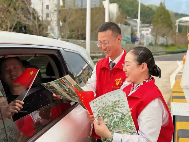 1759890002307370.jpg 黃山中心青年志愿者為過(guò)往司乘推介周邊景點(diǎn)并贈(zèng)送小國(guó)旗.jpg