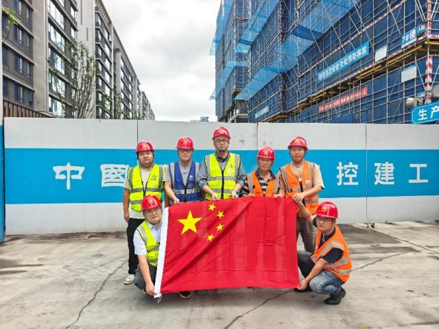 1759890064660619.png 交控建工集團(tuán)合肥濱科城項(xiàng)目開(kāi)展“我和國(guó)旗合影”活動(dòng).png