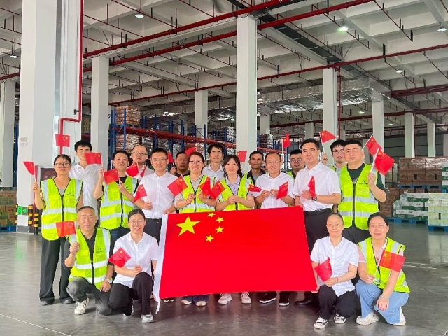 1759890116655395.png 迅捷物流公司組織開(kāi)展“與國(guó)旗合影 為祖國(guó)慶生”活動(dòng).png